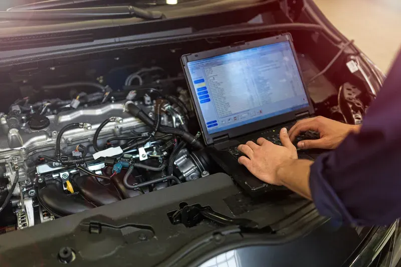 Diagnoza computerizata cu laptopul conectat la masina