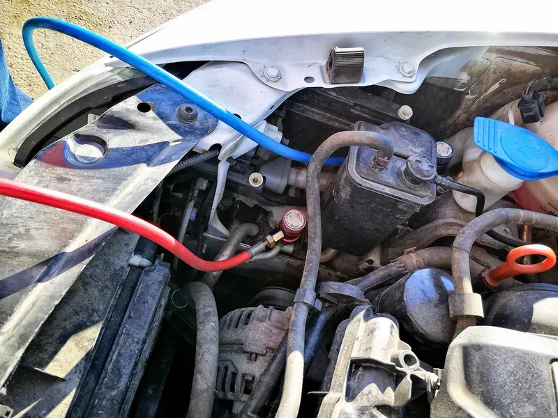 Racordurile de freon conectate in compartimentul motor